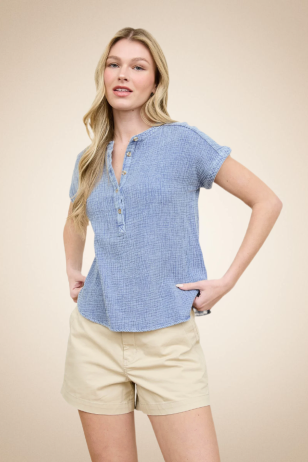 Short Sleeve Button-Front Casual Top – Chambray